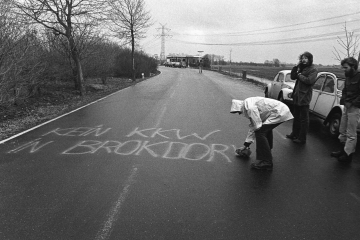 Sprühaktion bei Demonstration gegen das Atomkraftwerk Brokdorf 1977 © Holger Rüdel