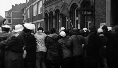 Demonstration vor dem 2. Polizeirevier in Kiel 1969 © Holger Rüdel