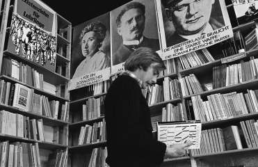In der linken Buchhandlung Hübsch-Rochlitz in Hamburg 1973 © Holger Rüdel