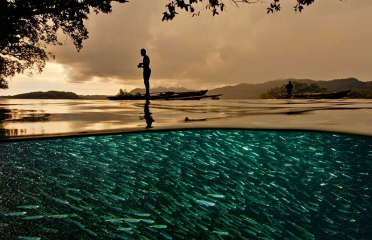 Papuan fisherman Raja Ampat Indonesia © David Doubilet / Undersea Images, Inc.