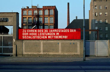 DDR Parole 30. Jahrestag Ostberlin 1978 © Holger Rüdel