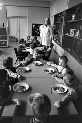 Erziehung in einem Kindergarten in Kiel 1970 © Holger Rüdel