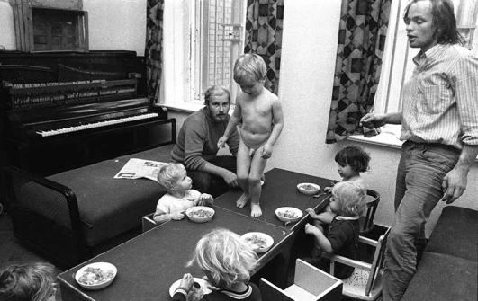 Antiautoritäre Erziehung in einem Kinderladen in Kiel 1970 © Holger Rüdel