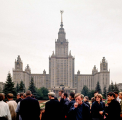 Menschen vor der Lomonossow-Universität Moskau 1970 © Holger Rüdel
