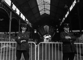 Polizeibewachung vor den Pariser Markthallen 1971 © Holger Rüdel