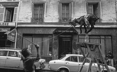 Straßenszene mit dressierter Ziege in Paris 1971 © Holger Rüdel