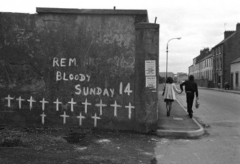 Erinnerung an den Bloody Sunday an einer Hauswand in Derry 1973 © Holger Rüdel