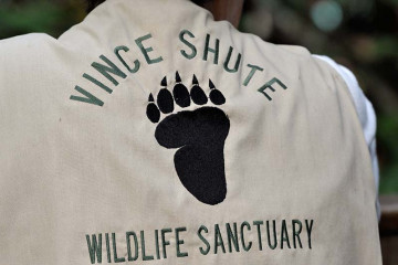 Betreuer mit Arbeitsweste im Vince Shute Wildlife Sanctuary in Orr, Minnesota (USA) © Holger Rüdel