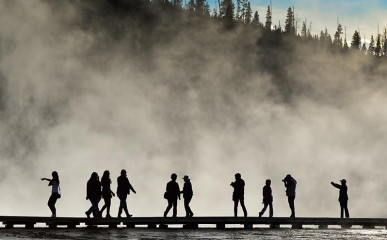 Besucher am Grand Prismatic Spring im Yellowstone Nationalpark © Holger Rüdel