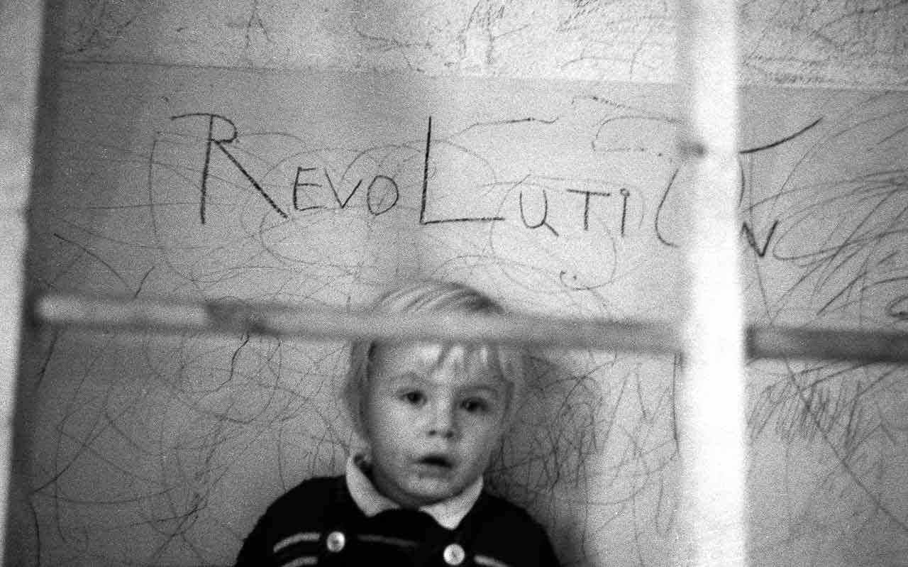 Szene aus einem von Studenten gegründeten Kinderladen in Kiel 1970. Die Kinderläden, die um 1970 flächendeckend in Westdeutschland existierten, waren ein Ergebnis der 68er-Bewegung mit ihrer Forderung nach antiautoritärer Erziehung.