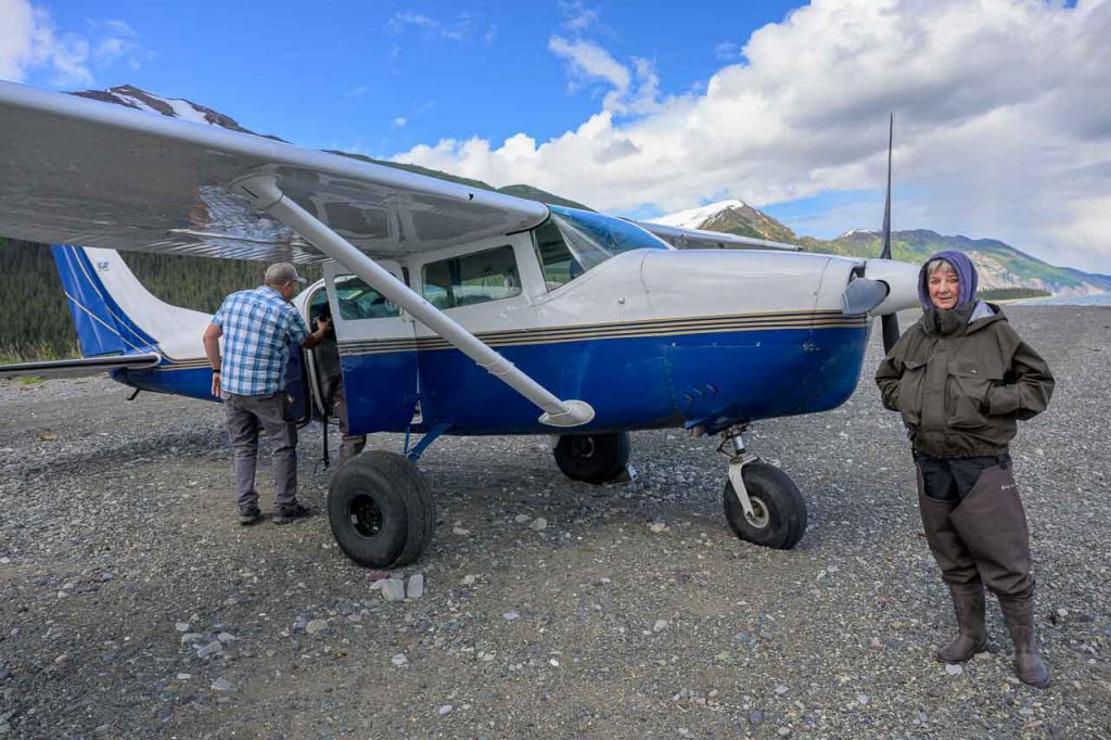 Im einmotorigen Flugzeug in das Land der Bären in Alaska: Nach der Landung am Strand im Lake Clark National Park mit Pilot und Guide Chris von J Bear Tours