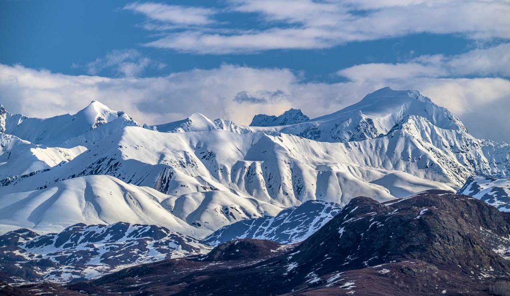 Blick vom Denali Highway auf Berge der Alaska Range.