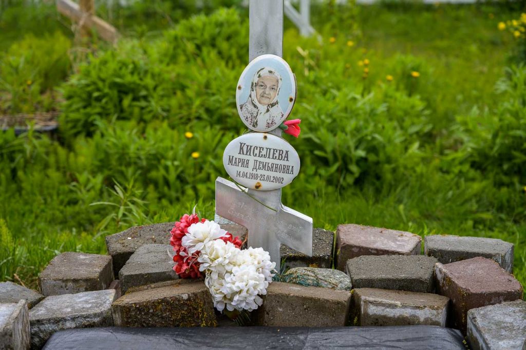 Grab auf dem russisch-orthodoxen Friedhof der altgläubigen Richtung in Nikolaevsk, Alaska, Kenai Peninsula.