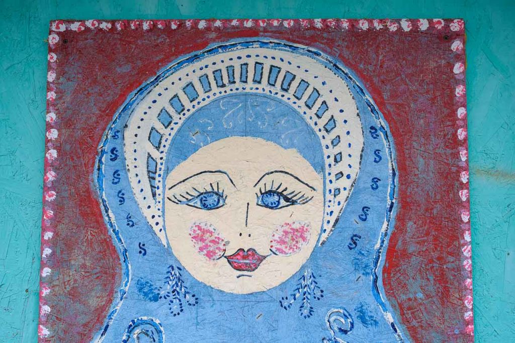 Wandbild an einem Haus in Nikolaevsk, Alaska, Kenai Peninsula.