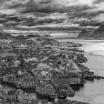 Blick vom Berg Aksla auf die Hafenstadt Ålesund an der norwegischen Atlantikküste. Die Aufnahme entstand mit einer digitalen Infrarotkamera.