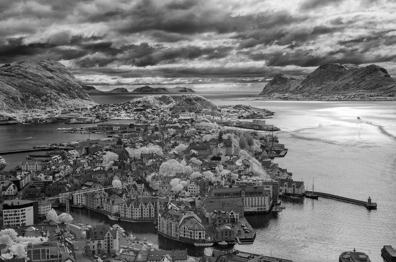 Blick vom Berg Aksla auf die Hafenstadt Ålesund an der norwegischen Atlantikküste. Die Aufnahme entstand mit einer digitalen Infrarotkamera.