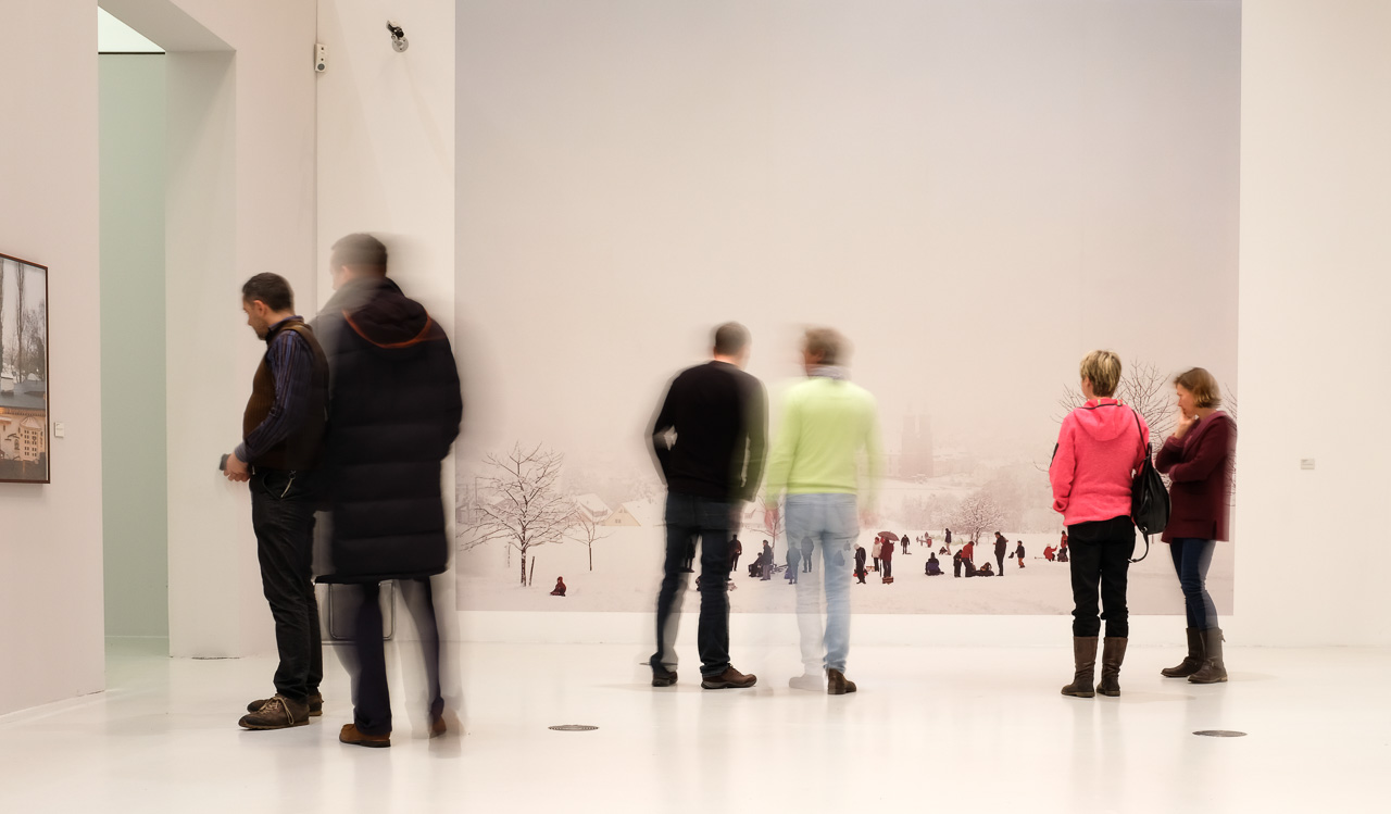 Besucher in der Ausstellung "Die zweite Heimat" mit Arbeiten von Peter Bialobrzeski