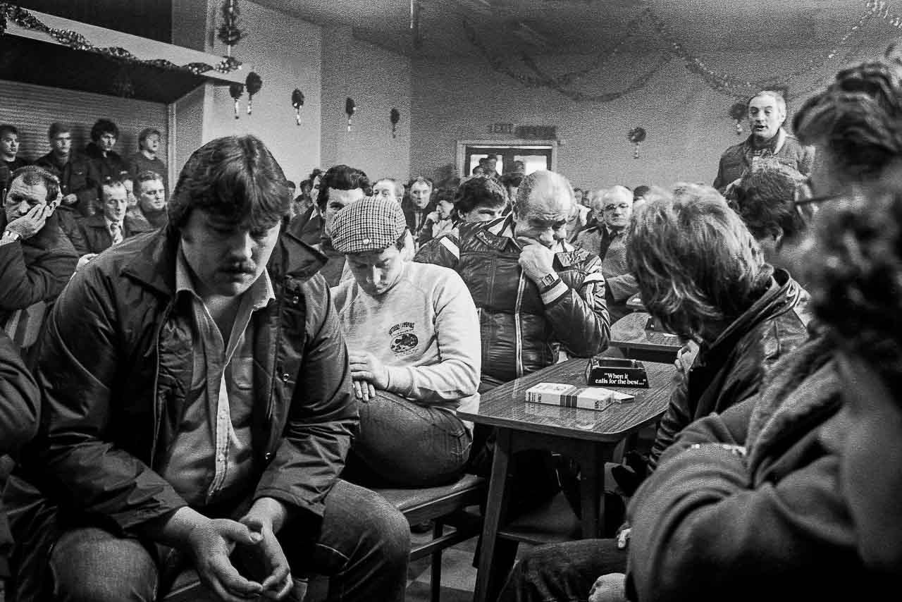 Versammlung der streikenden Bergleute der Zeche Darfield in Wombwell (Großbritannien), Herbst 1984. Foto: Michael Kerstgens