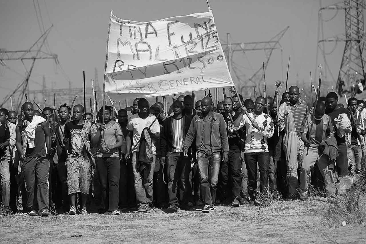 Streikende Arbeiter der Platinmine von Lonmin in Marikana (Südafrika), 16.8.2012, Foto: Alon Skuy