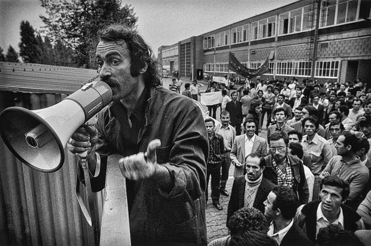 Streikführer Baha Targuen am Werkstor von Ford, Köln, August 1973, Foto: Gernot-Huber