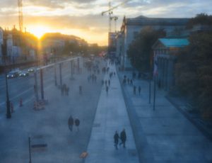 Magisches Licht durch Weichzeichnereffekt: Blick aus einem Fenster des Deutschen Historischen Museums auf die Straße Unter den Linden in Berlin-Mitte.