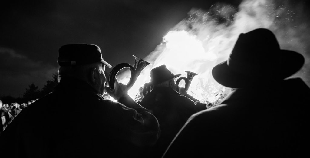 Jedes Jahr am 21. Februar brennen an der nordfriesischen Küste, auf den Inseln und Halligen die Biikefeuer. Die Biike geht bis in heidnische Zeiten zurück und diente als Frühlingsfeuer gegen böse Geister und zum Schutz der Saat. Hier zu sehen ist das Biikebrennen auf dem Stollberg in Bordelum.