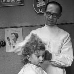 Der erste Friseurtermin des Lebens, um 1953.