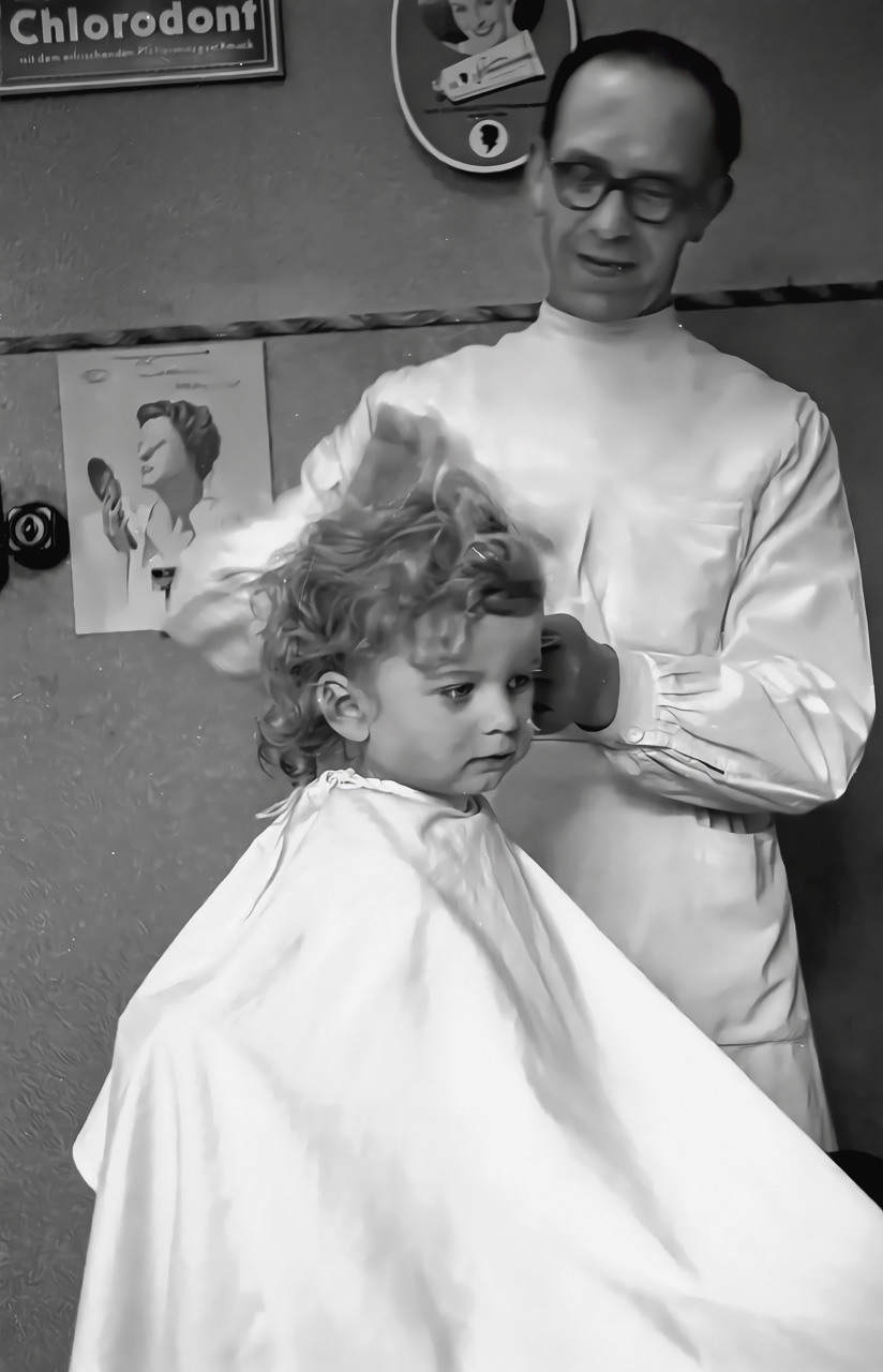 Der erste Termin des Lebens beim Friseur, um 1953.