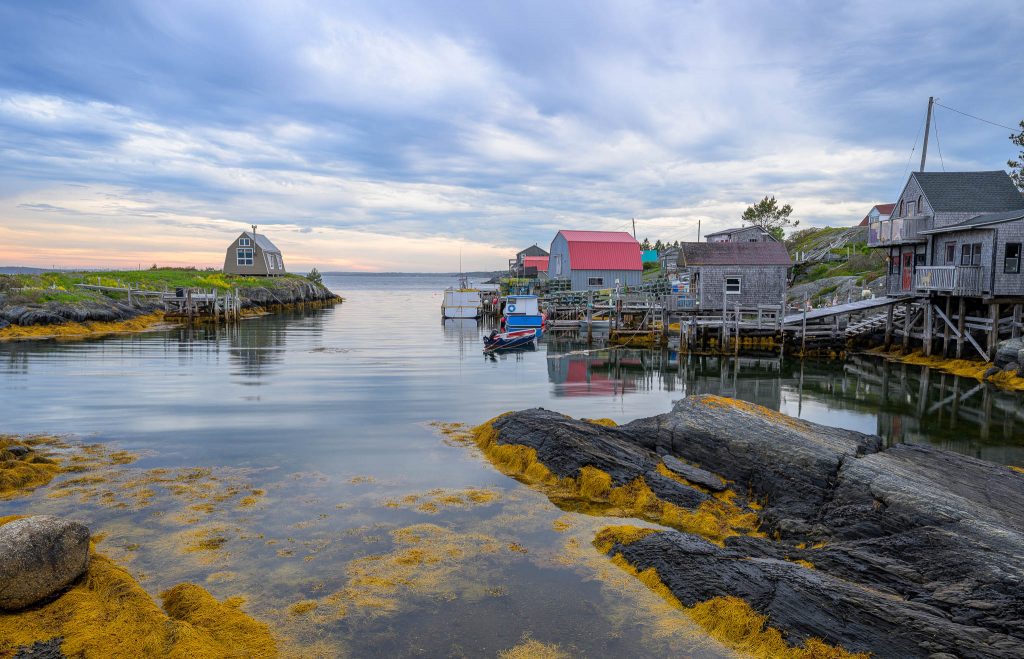 Blue Rocks ist ein Fischerdorf an der kanadischen Ostküste von Nova Scotia, bekannt für seine blau-grauen Schieferfelsen, bunten Fischerhütten und die ruhige Atmosphäre.