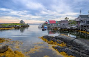 Blue Rocks ist ein Fischerdorf an der kanadischen Ostküste von Nova Scotia, bekannt für seine blau-grauen Schieferfelsen, bunten Fischerhütten und die ruhige Atmosphäre.