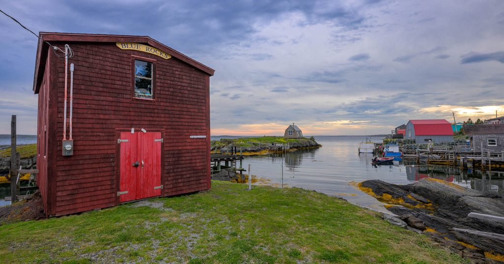 Blue Rocks ist ein Fischerdorf an der kanadischen Ostküste von Nova Scotia, bekannt für seine blau-grauen Schieferfelsen, bunten Fischerhütten und die ruhige Atmosphäre.