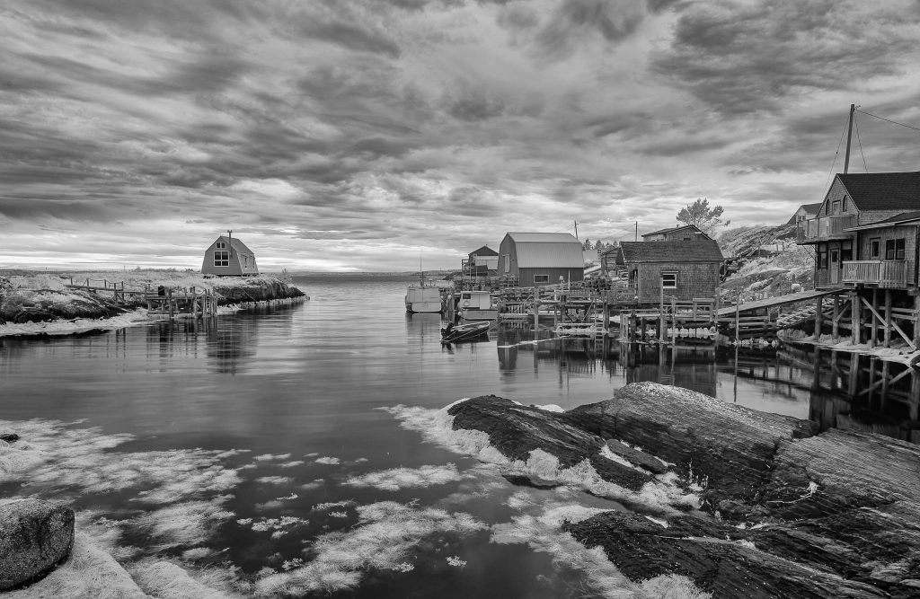 Blue Rocks ist ein Fischerdorf an der kanadischen Ostküste von Nova Scotia, bekannt für seine blau-grauen Schieferfelsen, bunten Fischerhütten und die ruhige Atmosphäre. © Holger Rüdel