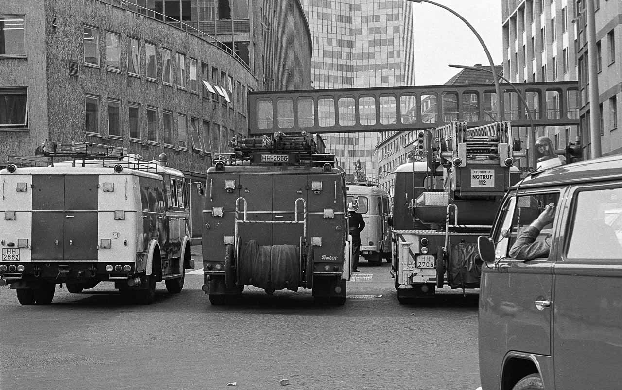 Am 19.5.1972 explodierten im Axel-Springer-Hochhaus in Hamburg mehrere Sprengsätze und verletzten 17 Menschen. Das Attentat war Teil einer Serie von Anschlägen der "Rote Armee Fraktion" (RAF) im "blutigen Mai" 1972. Das Foto entstand im Auftrag der Zeitschrift "Konkret" und erschien in der Ausgabe vom 13.7.1972.