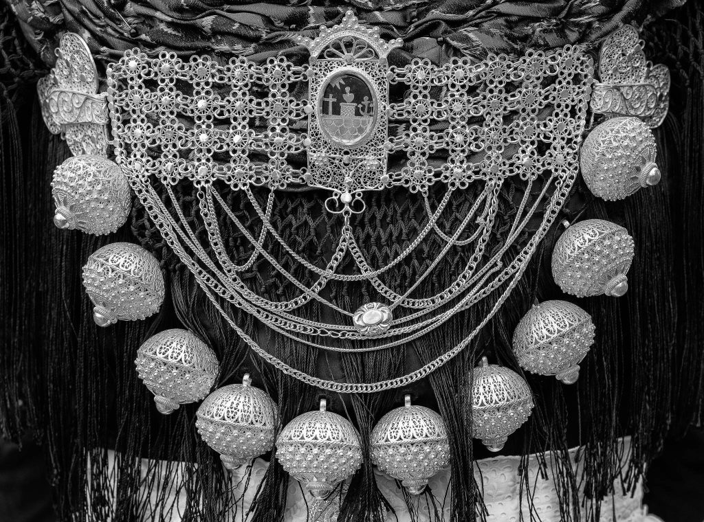 Ein familiäres Erbstück: Dieser filigrane Brustschmuck einer Föhrer Festtagstracht stammt aus der Zeit zwischen 1870 und 1900. Er wird in der Familie von Kerstin Christiansen von Generation zu Generation weitergereicht.