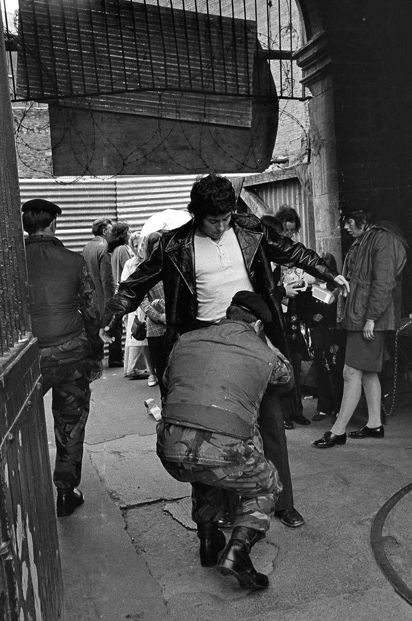 Leibesvisitation von Passanten im Zentrum von Belfast durch Angehörige der britischen Armee im August 1973