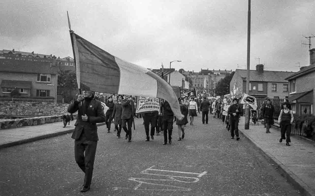 In der Bogside, dem katholischen Stadtteil von Derry/Londonderry im August 1973: Demonstranten von Sinn Fein, dem politischen Arm der IRA, marschieren durch das Viertel, vorbei an der auf das Straßenpflaster gemalten Parole "IRA".