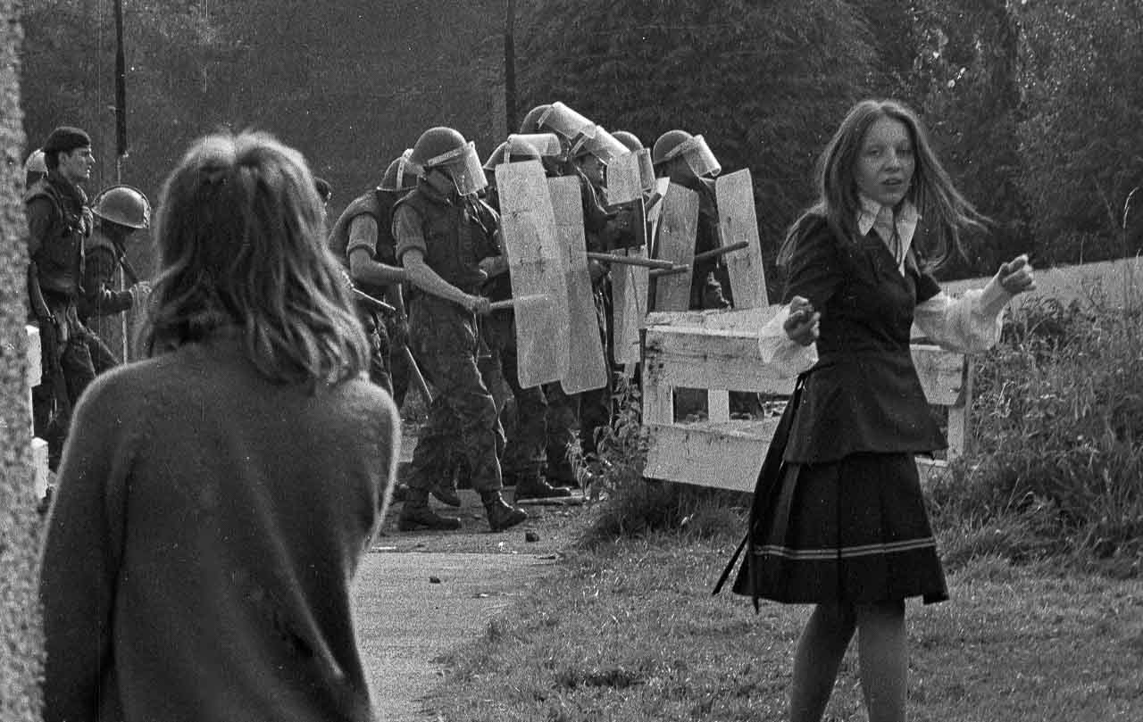 Bei einer Demonstration gegen die Internierung von Sympathisanten der IRA durch die britische Armee in Nordirland werfen Jugendliche im August 1973 Steine gegen britische Soldaten, die den Zugang zu einem Internierungslager absperren.