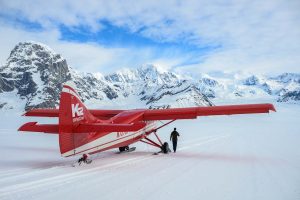 Im Flugzeug zum Denali, dem höchsten Berg Nordamerikas. Wenn das Wetter mitspielt - wie hier im Bild -, wird das Erlebnis gekrönt durch eine Landung auf einem der Gletscher am Denali.