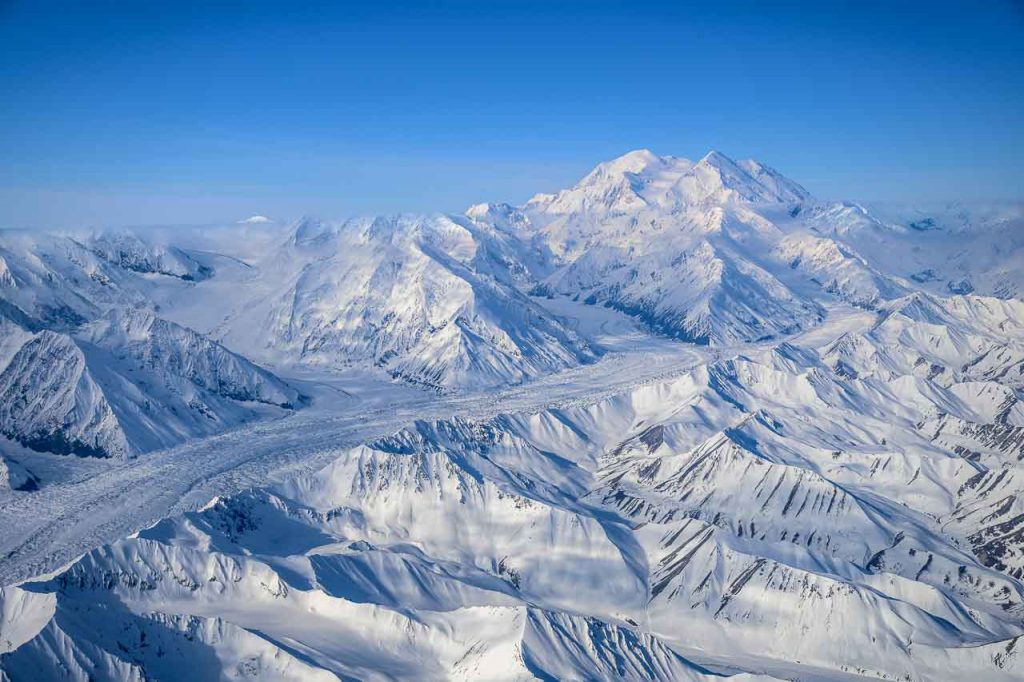 Im Flugzeug zum Denali, dem höchsten Berg Nordamerikas, gut sichtbar im Hintergrund. Wenn das Wetter mitspielt - wie hier im Bild -, wird das Erlebnis gekrönt durch eine Landung auf einem der Gletscher am Denali.