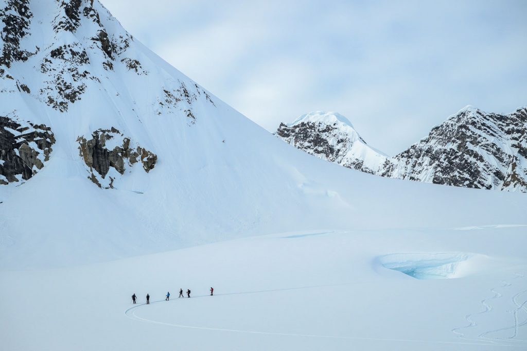 Im Flugzeug zum Denali, dem höchsten Berg Nordamerikas. Wenn das Wetter mitspielt - wie hier im Bild -, wird das Erlebnis gekrönt durch eine Landung auf einem der Gletscher am Denali. Vom Landeplatz lassen sich Exkursionen auf Skiern in die eisige Welt des Denali unternehmen.