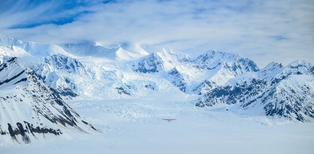 Im Flugzeug zum Denali, dem höchsten Berg Nordamerikas. Wenn das Wetter mitspielt - wie hier im Bild -, wird das Erlebnis gekrönt durch eine Landung auf einem der Gletscher am Denali.
