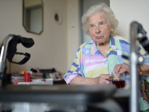 Lilli W. in ihrem Zimmer im Senioren- und Therapiezentrum Lotti-Huber-Haus in Kiel im August 2016. Die fortschreitende Krankheit mit zunehmenden Schluckstörungen erschwerte das Essen und Trinken. Ein Strohhalm sorgte für Erleichterung.