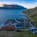 Aus der Vogelperspektive gesehen: die alte Heringsfabrik in Djúpavík am Fjord Reykjarfjörður an der Ostküste der isländischen Westfjorde.