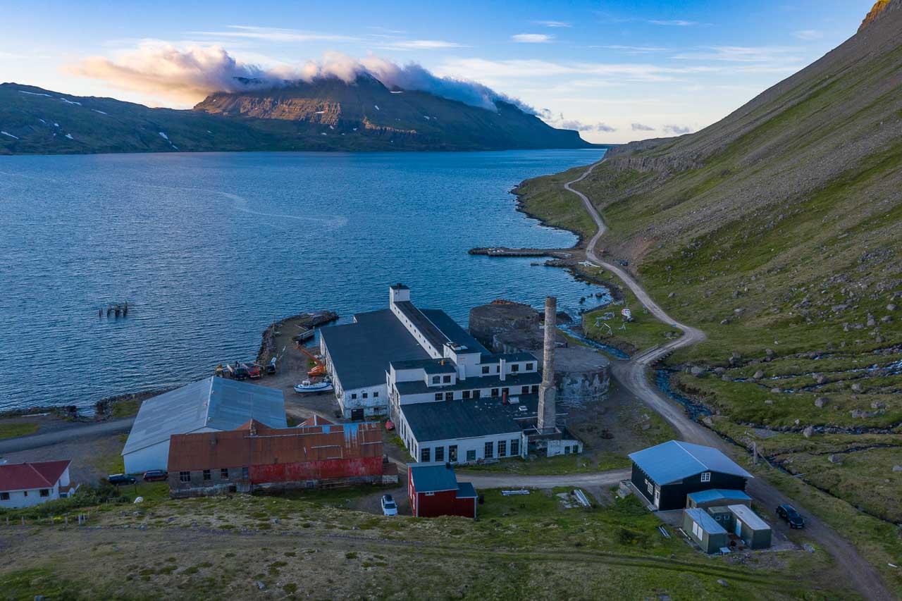 Aus der Vogelperspektive gesehen: die alte Heringsfabrik in Djúpavík am Fjord Reykjarfjörður an der Ostküste der isländischen Westfjorde.