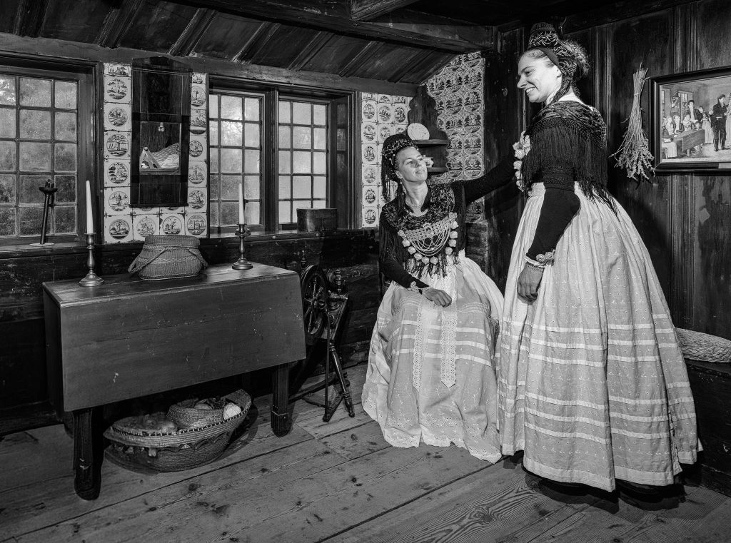 Im historischen Pesel des Friesenmuseums in Wyk auf Föhr präsentieren Kerstin Christiansen und Mareike Böhmer die Föhrer Festtagstracht.