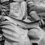 Matthias Nanz aus Schleswig ist einer der letzten Berufsfischer an der Schlei. Mit seinem Boot "Schle. 12" fährt Matthias Nanz vom Liegeplatz in Missunde zu den Fanggründen in der Schlei. In der warmen Jahreszeit sind Aale die bevorzugte Beute. Hier präsentiert Matthias Nanz ein Ausnahmeexemplar mit einem Gewicht von über 2 kg.
