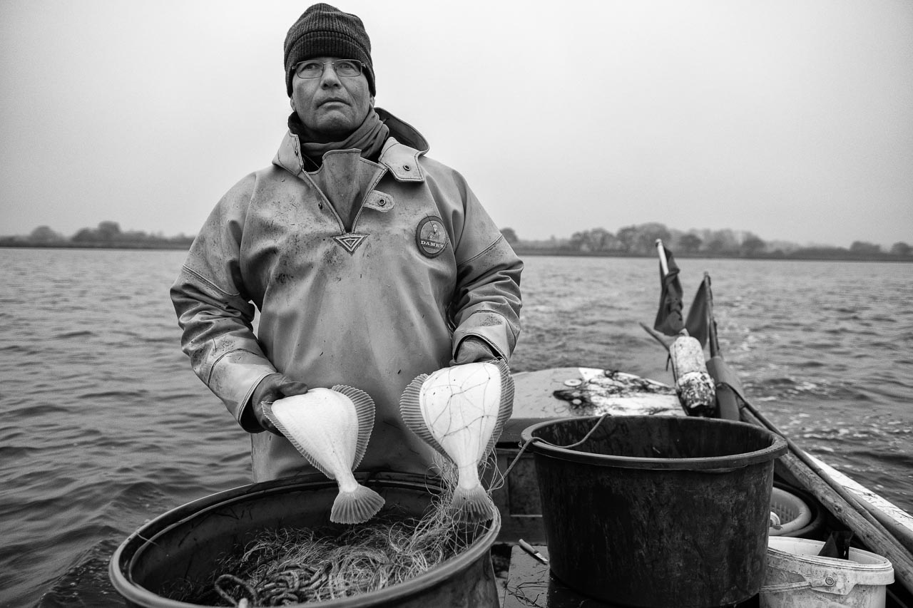 Matthias Nanz aus Schleswig ist einer der letzten Berufsfischer an der Schlei. Mit seinem Boot fährt Matthias Nanz vom Liegeplatz in Missunde zu den Fanggründen in der Schlei. Der Herbst ist die Zeit, in der wie hier an einem kalten Tag Mitte November Raubfische, Heringe und Flundern (Struvbutt) gefangen werden.