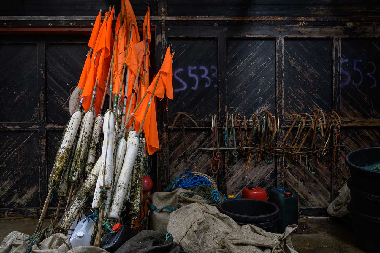 Ein Symbol für das Ende der Fischerei: ausgemusterte Geräte im Schuppen der Fischergenossenschaft von Aalbæk an der dänischen Ostseeküste. © Holger Rüdel