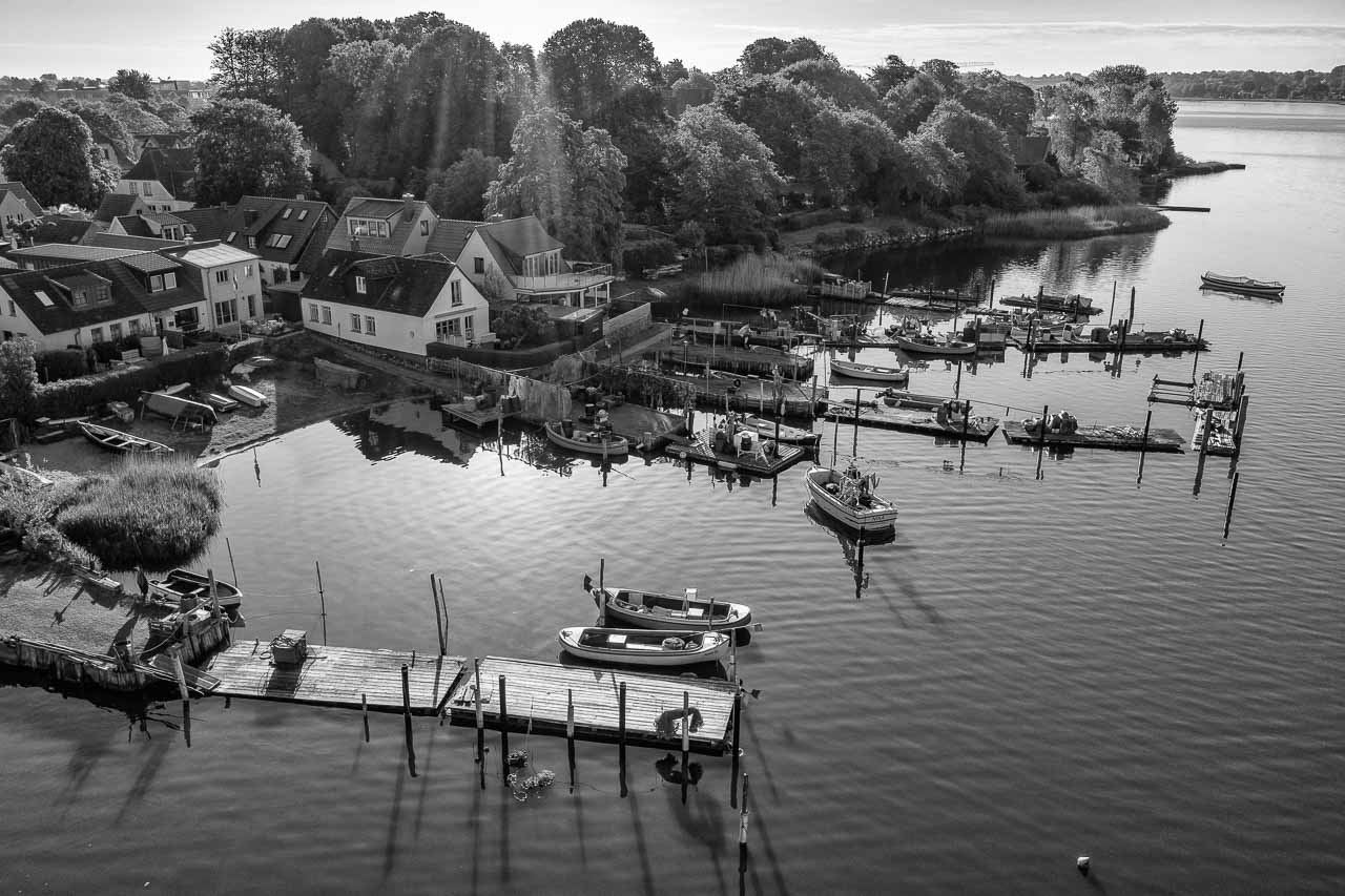 Luftaufnahme der Fischersiedlung Holm in Schleswig an der Schlei. Das Bild entstand kurz nach Sonnenaufgang. An den Brücken sind die offenen Motorboote der Holmer Fischer zu erkennen.