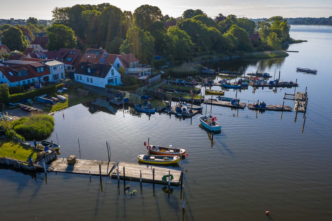 Luftaufnahme der Fischersiedlung Holm in Schleswig an der Schlei. Das Bild entstand kurz nach Sonnenaufgang. An den Brücken sind die offenen Motorboote der Holmer Fischer zu erkennen.